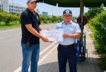 KHEN THƯỞNG NHÂN VIÊN BẢO VỆ CÓ TINH NHẦN TRÁCH NHIỆM CAO TRONG GIỮ GÌN ANTT